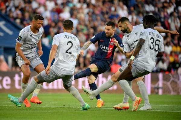 胡明轩全场5投0中无运动战进球，个人正负值-15全队最低